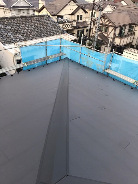 横暖ルーフαｓ　バズルーフ　カツキ板金　寄棟　屋根葺き替え　カバー工法